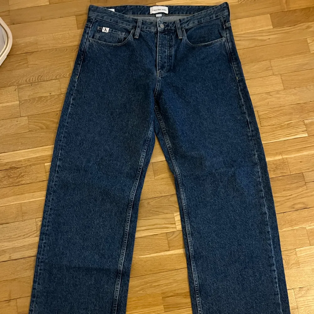 Säljer dom här nästan nya Calvin Klein jeansen i passform 90s loose! Storlek W34. Jeans & Byxor.