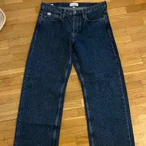 Säljer dom här nästan nya Calvin Klein jeansen i passform 90s loose! Storlek W34