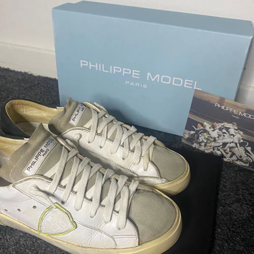 Säljer ett par schyssta Philippe Model skor som är i storlek 41, men även passar 42. Säljes för endast 2049kr!  Hör av dig vid frågor och funderingar!. Skor.