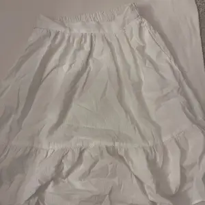 Ass snygg mid kjol som är till vaden ungefär på mig som är 150🤍
