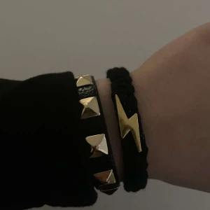 svart handgjort makramearmband  - Handgjorda makramearmband från vårat UF-företag💕 tråden är tillverkad av återvunnen bomullstråd. Finns med silverblixt,guldblixt eller utan blixt⚡️💕