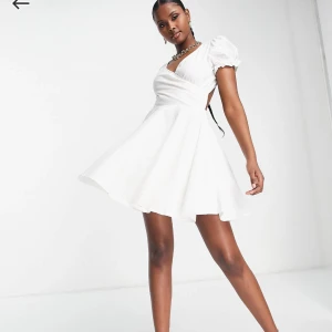 Studentklänning  - Säljer en jättefin klänning som passar perfekt för studenten!! Tyvärr har jag inte fått användning för den så prislappen sitter kvar💞