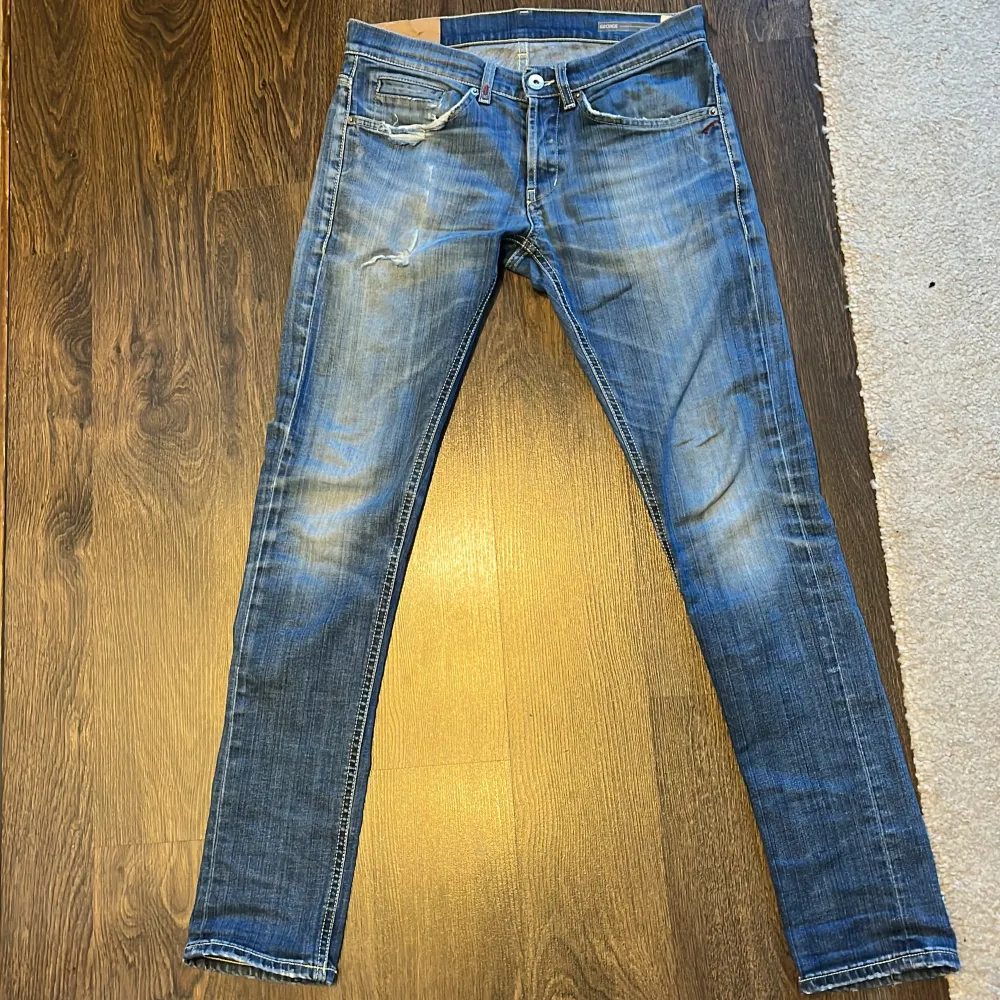 Tja säljer nu ett par tvär feta Dondup jeans i modellen George. Jeansen är i storlek 30 och i ett bra skick. Pris kan diskuteras. Hör av er eventuella frågor!. Jeans & Byxor.