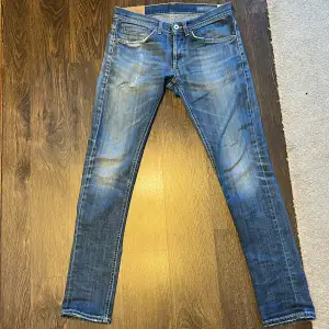 Tja säljer nu ett par tvär feta Dondup jeans i modellen George. Jeansen är i storlek 30 och i ett bra skick. Pris kan diskuteras. Hör av er eventuella frågor!