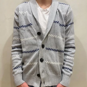 Kofta BluePrint - Kofta Blueprint  Modell: 184cm & väger 84kg Skick: allmänt använd, en knapp saknas  Färg: grå Material: bomull