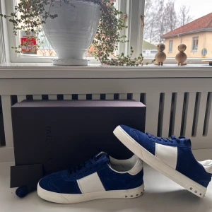 Valentino flycrew - Hej säljer ett par valentino flycrew i färgen royal blue. Jag säljer dessa eftersom de inte som min storlek. De är helt nya 10/10 allt og medföljer. Skriv gärna om ni har frågor Med vänlig hälsning, Melker🫶🏼