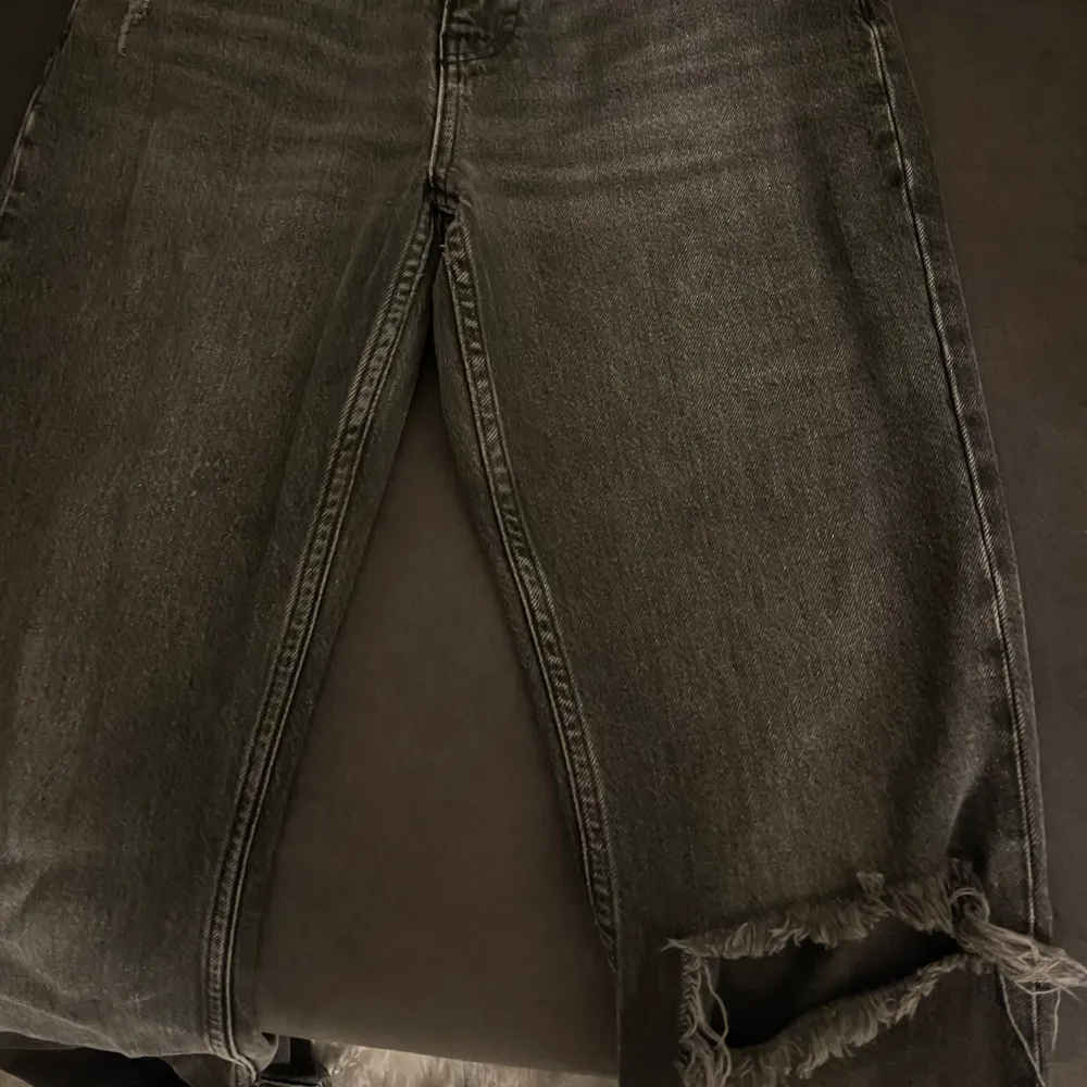 Ett par gråa jeans ifrån Gina tricot med slitningar på vänster knä och vid slutet av byxbenen, jätte fina och varsamt använda i strl 36! Dom är tyvärr för tajta för mig därför säljer jag💗. Jeans & Byxor.