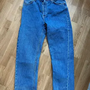 Säljer nu ett par riktigt fräscha nudie jeans i storlek 31/30 Sitter straight/loose Nästan nyskick Nypris 1500kr Mitt pris 600kr!