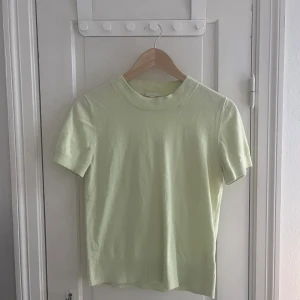 Mintgrön t-shirt - I fint skick! Storlek S. Från COS. 