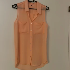 Skjorta  - Skjorta i härlig sommar färg använd endast en gång. 