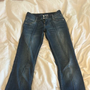 Lowwaist bootcut jeans - Jeans från berska helt i nyskick. Köpte i somras men ändå inga tecken på skada. Säljer pågrund av att dom inte kommer till användning längre. Storlek 32 men dom är väldigt stretchiga så passar 34 också skulle jag söga.