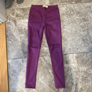 Helt nya jeans  - Helt nya jeans från pieces. Jättefin unik lila färg. Säljer pga stor garderobrensning. Kika gärna på mina andra annonser, säljer mycket:) 