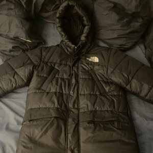 Northface jacka - northfacejacka som är välanvänd med några år på nacken. fortfarande i gott skick för användning. skriv privat för mer info och bilder!