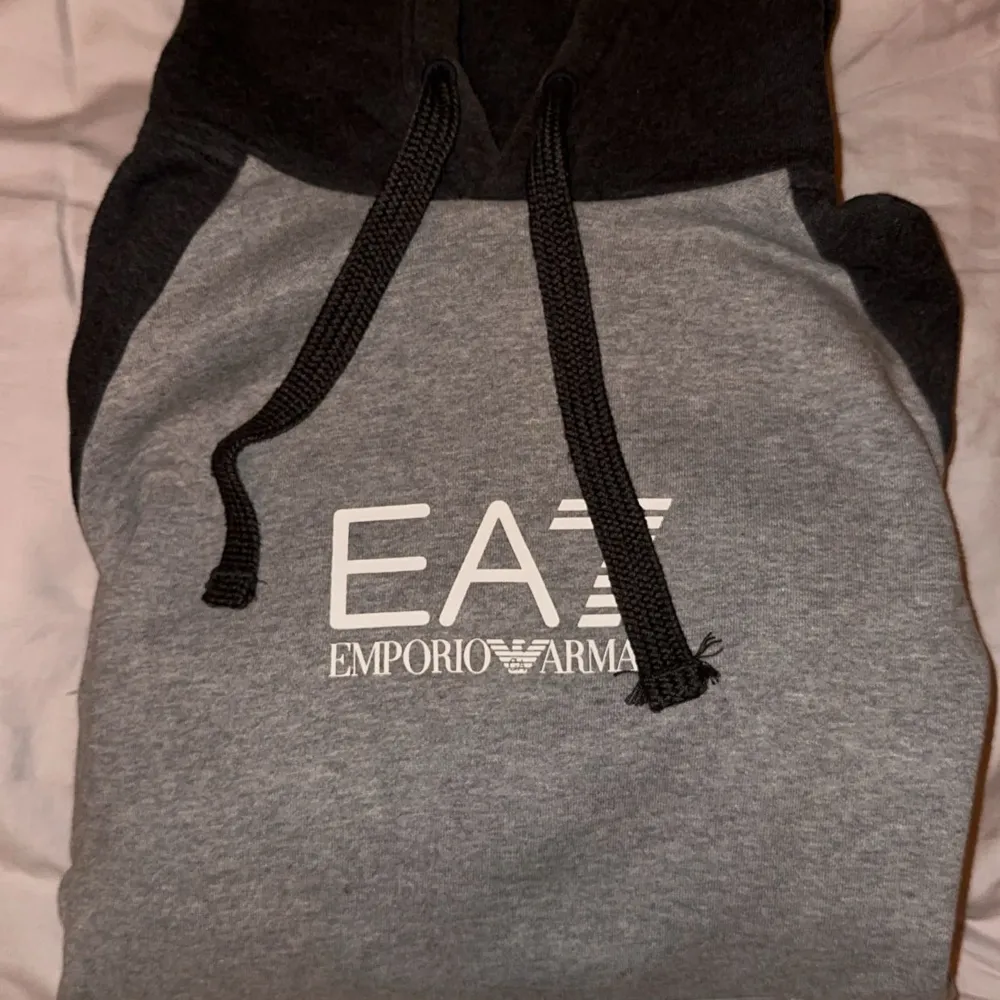 Säljer nu min Emporio Armani hoodie. Köpt för några år sedan, riktigt skön hoodie som är i bra skick förutom två färgfläckar, har inte försökt ta bort dem. Storleken är M och den passar perfekt. Fler frågor eller bilder är bara att fråga.. Hoodies.