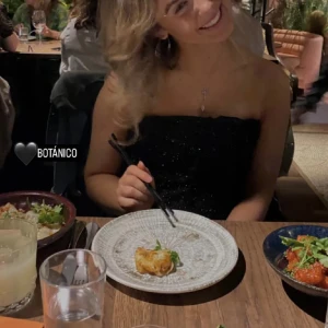 Zara-korsett - Säljer min andra glittriga korsettopp från zara. Jättefin och elegant, men får dessvärre ingen användning för den längre. Begagnad men väl omhändertagen 