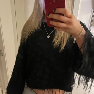 Blus - Ascool blus/tröja från Vila, skriv för mer bilder på! Säljer för 200kr💕