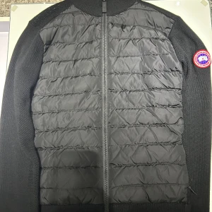Canada goose cardigan S - Den är i bra skick , köpt förra året och blivit för liten för mig 