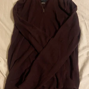 vidröd tröja - jättefin vinröd stickad tröja i unisex! inga defekter 💘