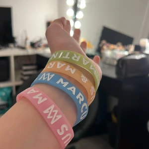 Marcus och Martinus  - Säljer dessa Marcus och Martinus armband, de är neon och ska lysa i mörkret! Båda har röst dem☺️ köptes för 12,50€ o säljer för 80kr💗 dm vid intresse