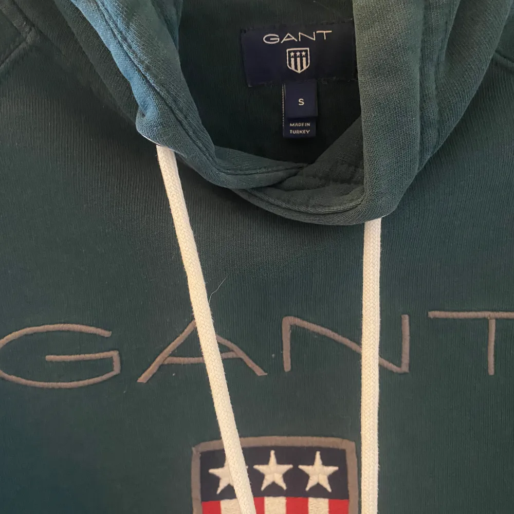 Gant hoodie storlek S, fint skick.  Färg: Mörkgrön  Köparen står för frakten. . Hoodies.