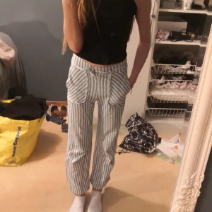 Pyjamasbyxor från zara  - Fin, säljs inte mera. Super snygga. Bra skick. Inga håll eller fläckar. Skriv för flera bilder 🤍