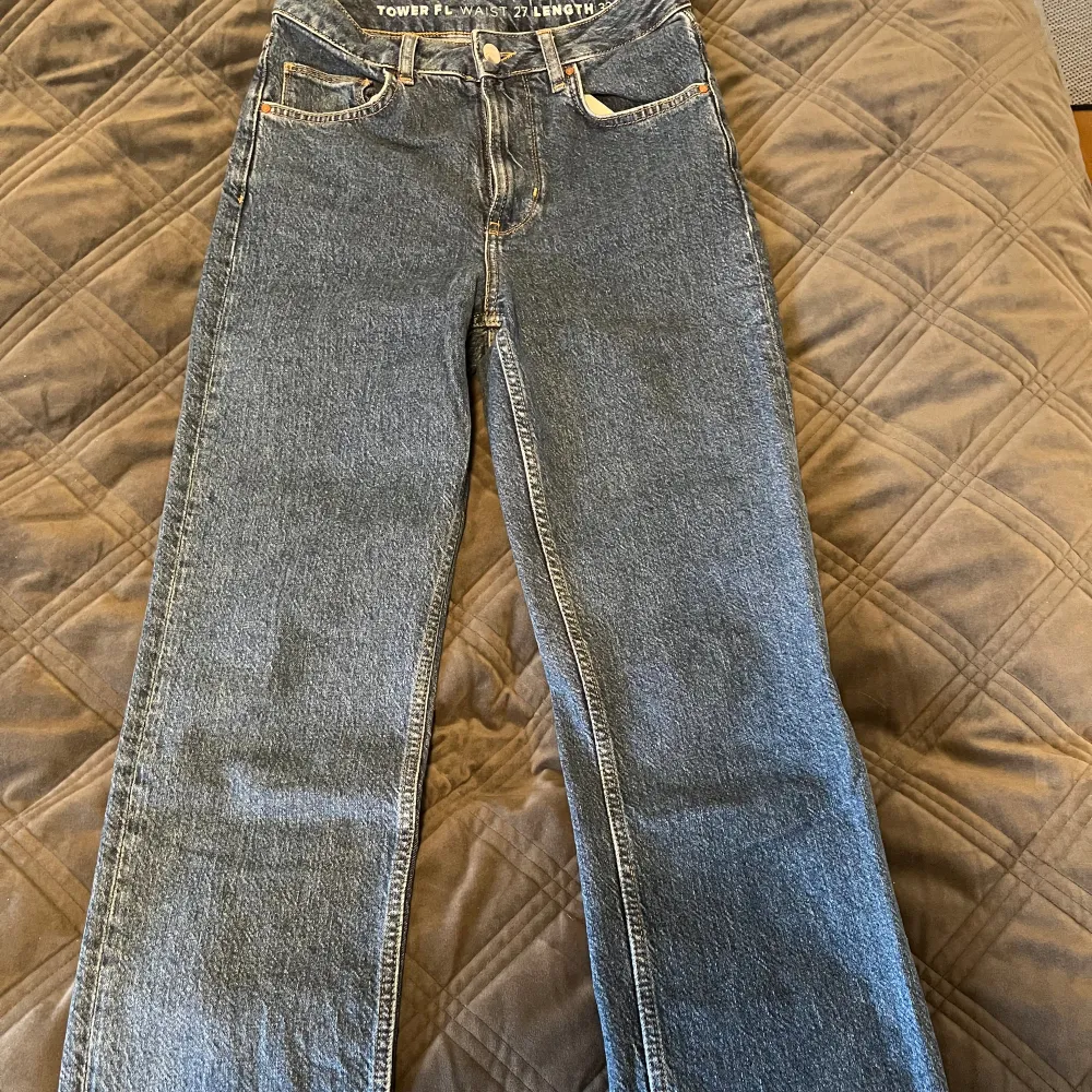 Mörkblå jeans ifrån bikbok, storlek 27, längd 32, sitter väldigt fint då de sitter lite tajtare vid lår och rumpa och sedan lägger sig raka vid benen. Använda få gånger. Säljer då jag växt ur de. Nypris 599kr.. Jeans & Byxor.