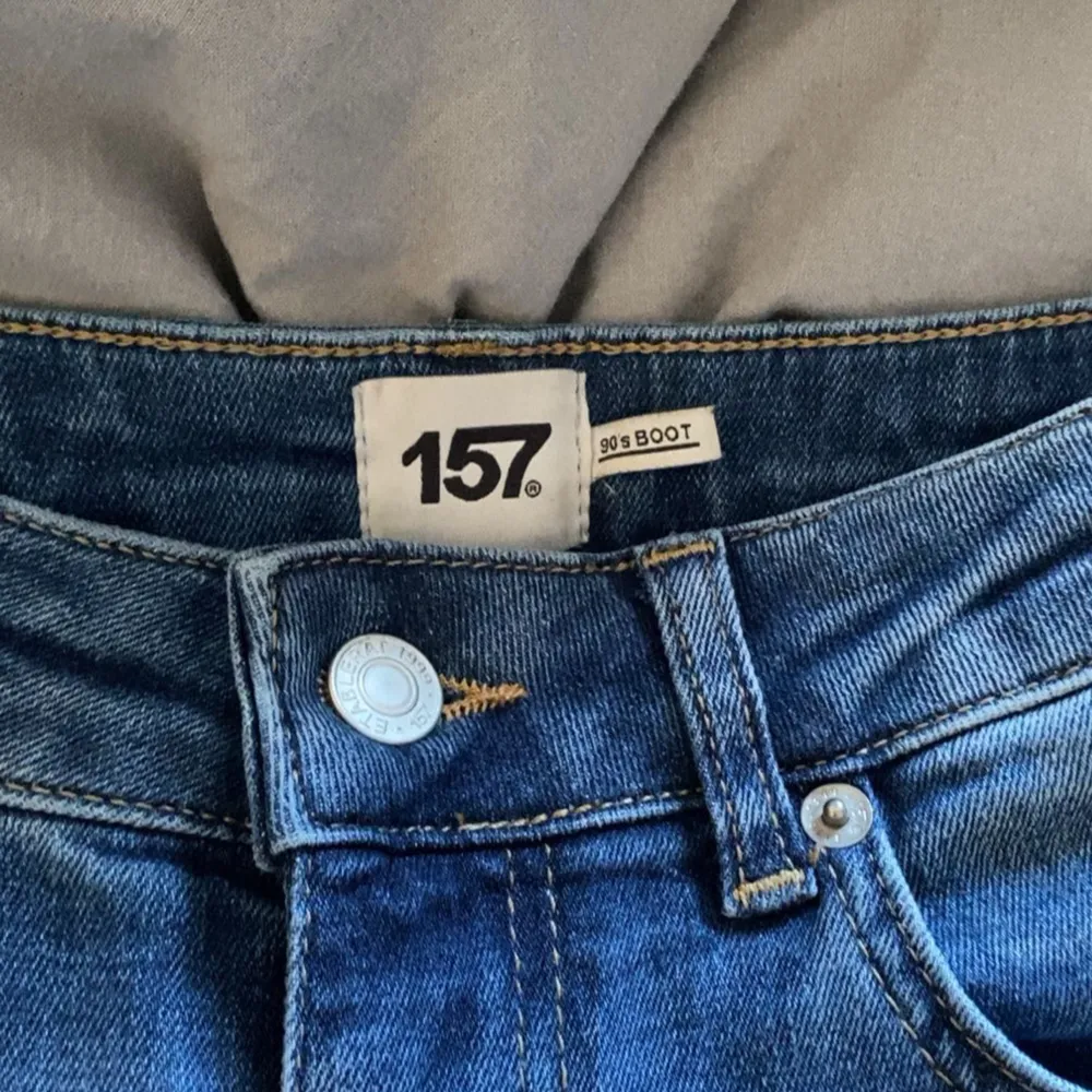 Säljer dessa jättefina lågmidjade jeans med fickor ifrån lager 157. Endast använda två gånger så är i samma skick som vid köp, är i tall och sitter perfekt för mig som är 171💗 Köpta för 400kr.. Jeans & Byxor.