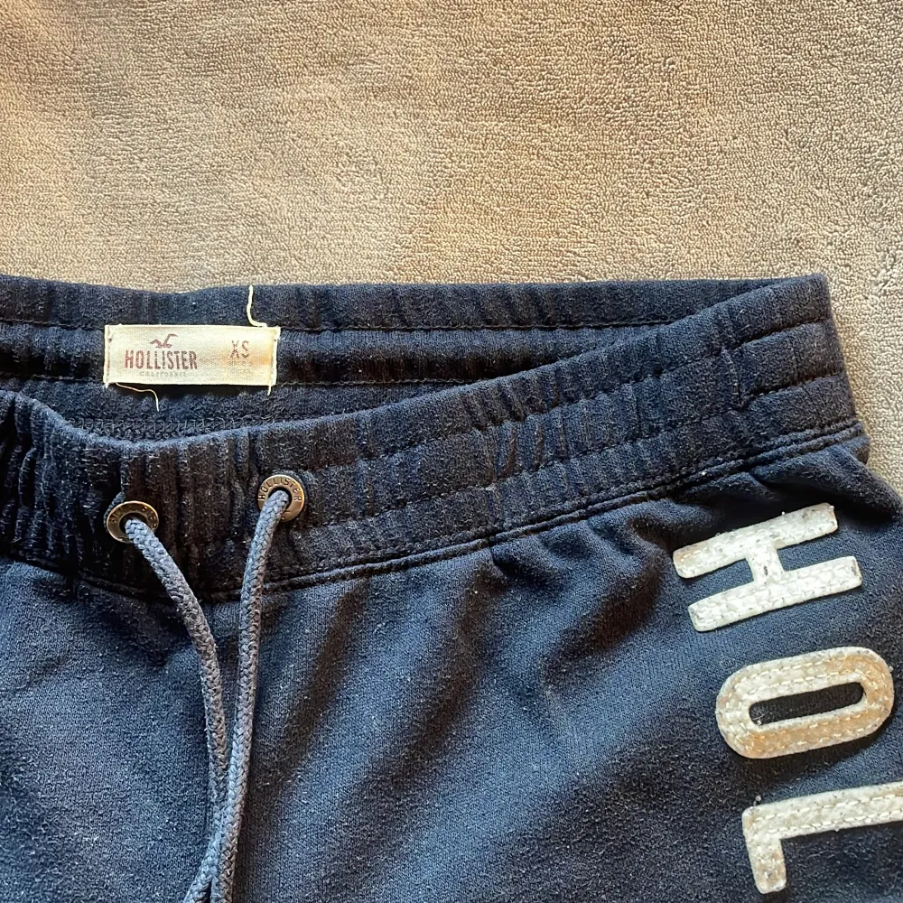 Mörkblå mjukisbyxor från Hollister i fint använt skick! Rena och hela.. Jeans & Byxor.