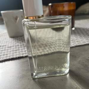 Parfym från Burberry är lite använd. Framträdande noterna är päron,kaprifol och mysk.  Burberry Eau de Toilette for Women 50 ml Kan gå ner i pris vid snabb affär 