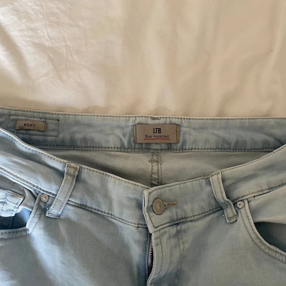 Säljer ltb jeans i modellen Roxy som är Flare och mid Rise. Storlek W31 L34 skulle tippa att det motsvarar storlek L/40/42. Skickar gärna mått och fler bilder🫶. Jeans & Byxor.