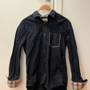 Burberry Skjorta  - Säljer då jag aldrig använder den. Kvitto finns ej tyvärr. 