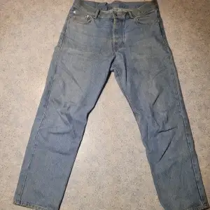 Snygga sweet sktbs jeans med rak passform säljer för att de inte längre kommer till användning