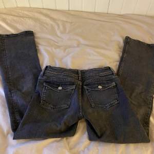 Low waist jeans från Gina Young i storlek 158, är i bra skick. Ny pris 349kr men säljer för 200kr