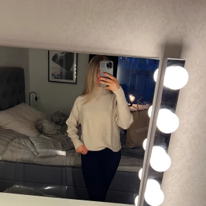 Beige stickad tröja - Stickad tröja i en beige färg, storlek m men sitter som en XS-S🫶🏻