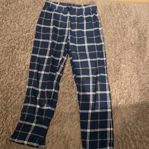 Pyjamas byxor - Sköna pyjamas byxor. Säljer för de är för små. Lite slitna men annars bra skick.