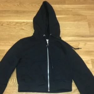 Cropad hoodie - Svart hoodie som är som en magtröja använd en gång är som ny