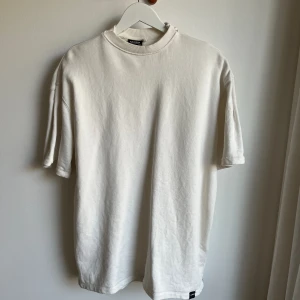 T-shirt  - T-shirt i tjockare material och lite oversize