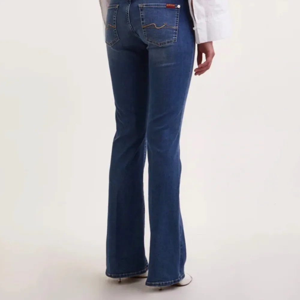 Snyggaste jeansen, strl 24 men passar även 25. 32 i midjan. Något slitage längst ner bägge ben, därav lågt pris. Nypris 1999kr. Jeans & Byxor.