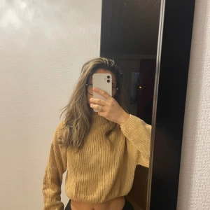 Stickad tröja  - Tröja från H&M. Jätte fin begie färg, kortare i modellen passar perfekt nu till våren då den inte är super varm.