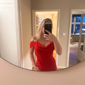 Röd långklänning med slits!  - Aldrig använt då jag beställde två olika storlekar.   Otroligt fin.   Storlek 34     Nypris 1000