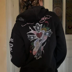 Ed Hardy hoodie - Cool zip up från Ed hardy. Tvättade i fel nivå därav har flera rhinestones åkt av:(