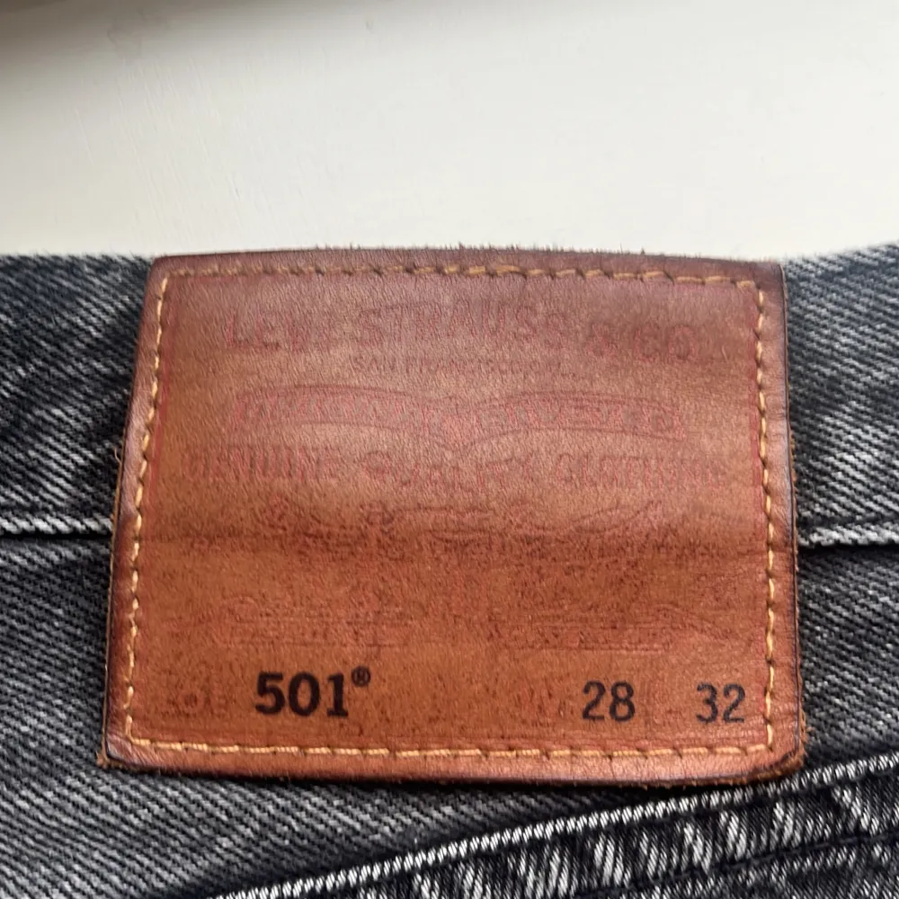 Svarta Levis 501, 28/32, inga skador, 1200kr nypris . Jeans & Byxor.