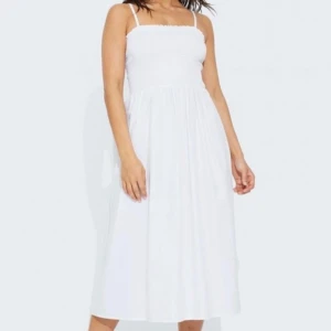 Vit klänning  - Vit klänning från bikbok, banden saknas och liten defekt i sömmen 