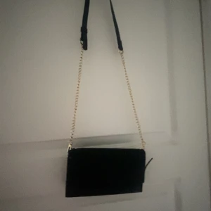 Axelremsväska  - En jätte fin axelremsväska med många fack. Trasig på sidan (se bild) men man tänker inte så mycket på det.