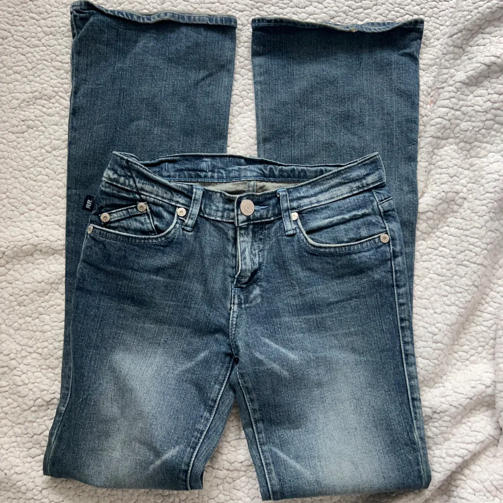 Lågmidjade Bootcut jeans från Rock&republic. Super Fina bakfickor. Innerbenslängd:80 midjemått:36 (x2) + stretch. Vill du köpa trycker du på köp nu. Jag postar inom 24h. Jeans & Byxor.