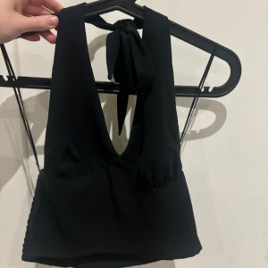 Svart topp - Aldrig använd, knyt i nacken och öppen rygg 
