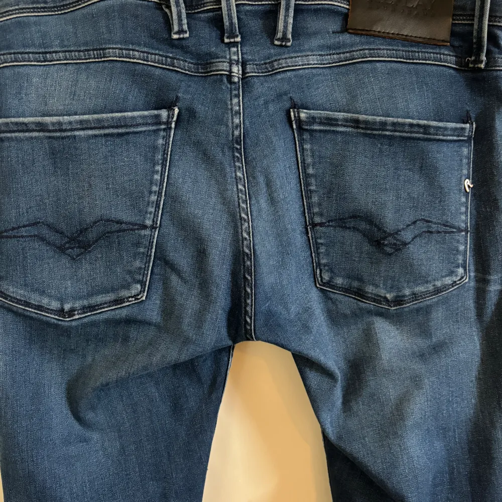 Säljer nu dessa replay jeans då de inte används längre. Mycket bra skick och har mycket kvar att ge. Sitter lite slim. Dm för frågor osv. Jeans & Byxor.