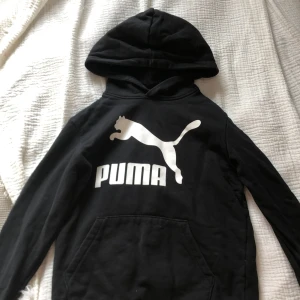 Puma hoodie - Skön och fin hoddie som passar med  både jeans och mjukis i svart med puma märke