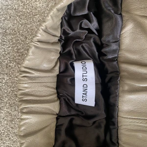 Skinnbyxor  - Superfint skick! Äkta skinn. Nypris 5000kr. Hör av för fler bilder, frågor eller vill diskutera priset