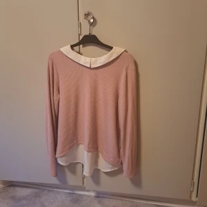 Tröja - En tröja som sitter ihop med en skjorta. Storlek S men passar en som är M och XS också. (XS on man vill ha den lite oversize då, lite stor på mig som är XS). Ger stockholmsstil vibe. Säljer för 100 kr. Använd typ 3 gånger så bra skick